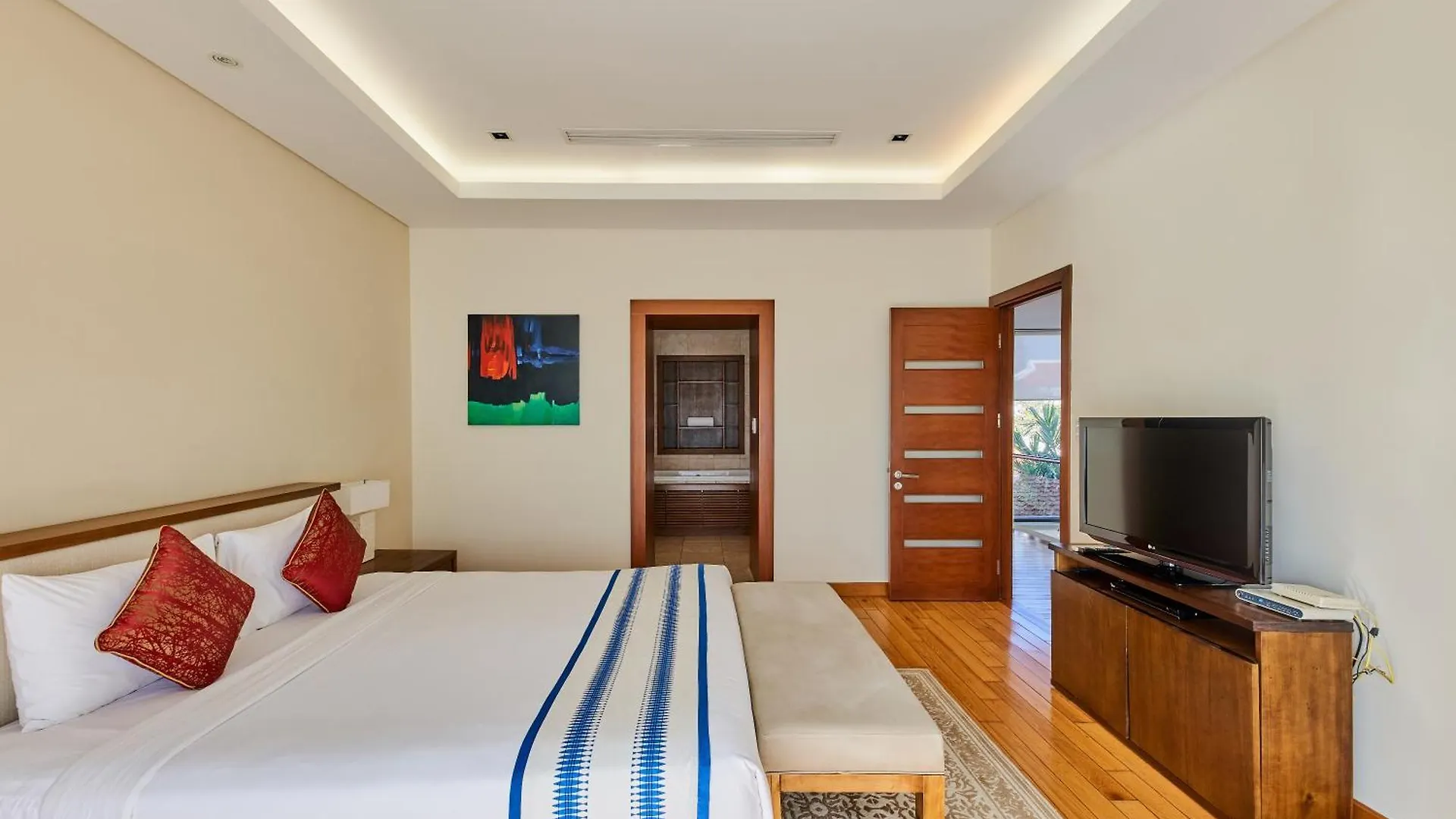Luxury Dana Beach Resort & Spa ダナン市