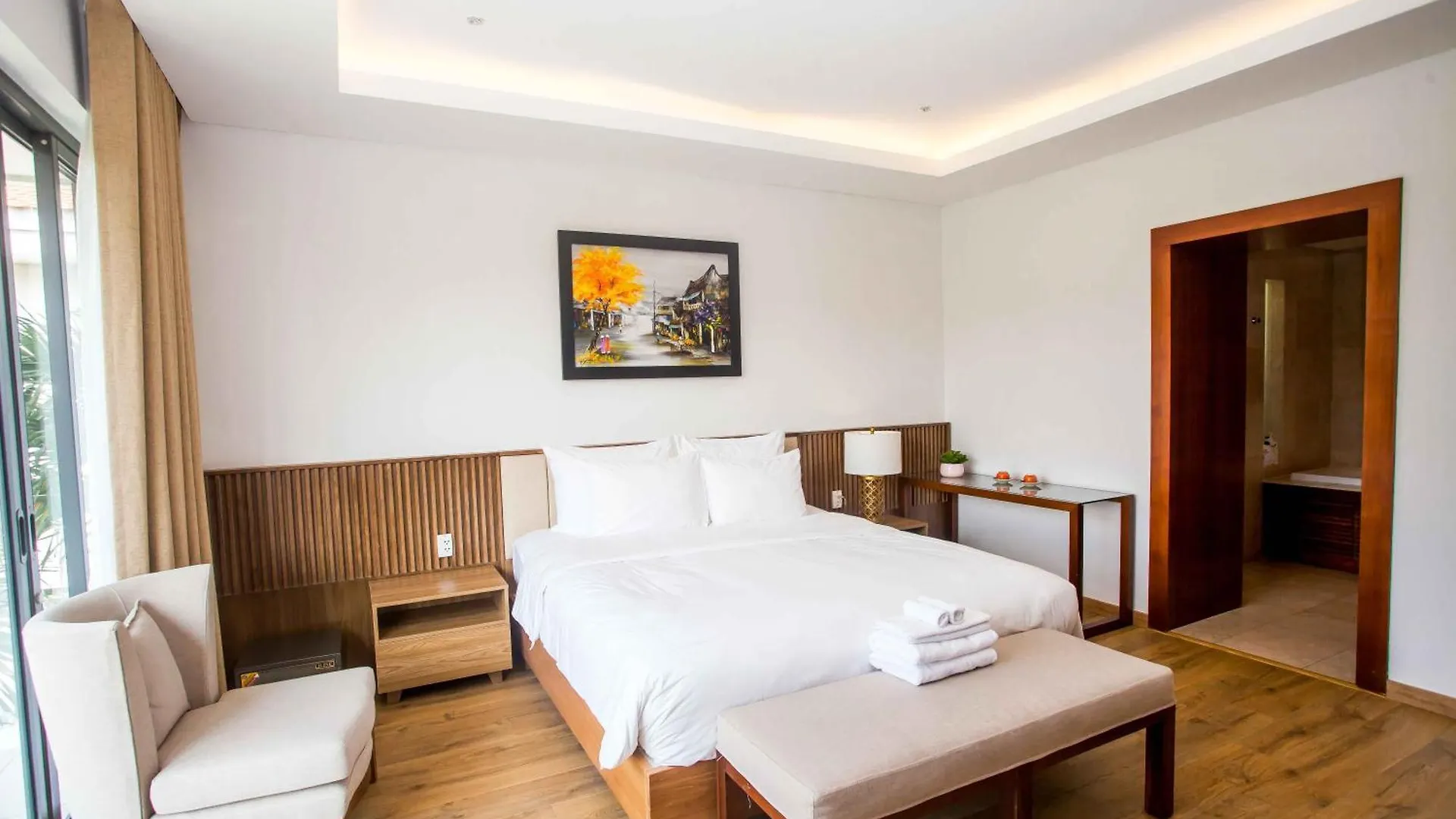 Luxury Dana Beach Resort & Spa ダナン市