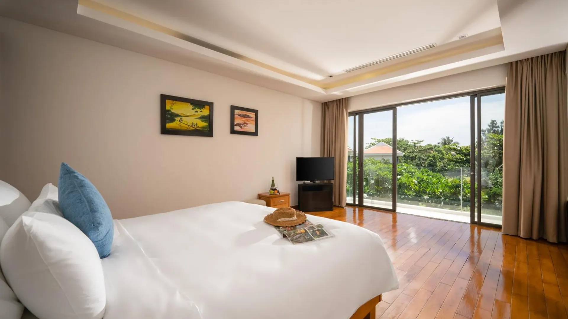 Luxury Dana Beach Resort & Spa 다낭 5*,
