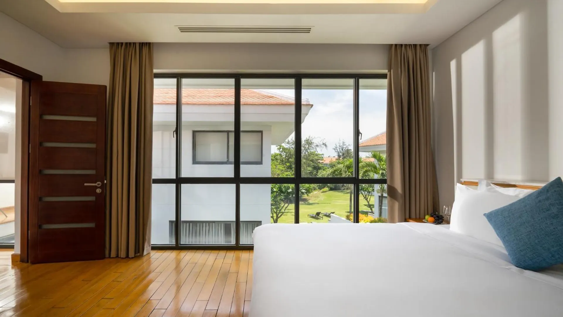 Luxury Dana Beach Resort & Spa 다낭 아파트호텔