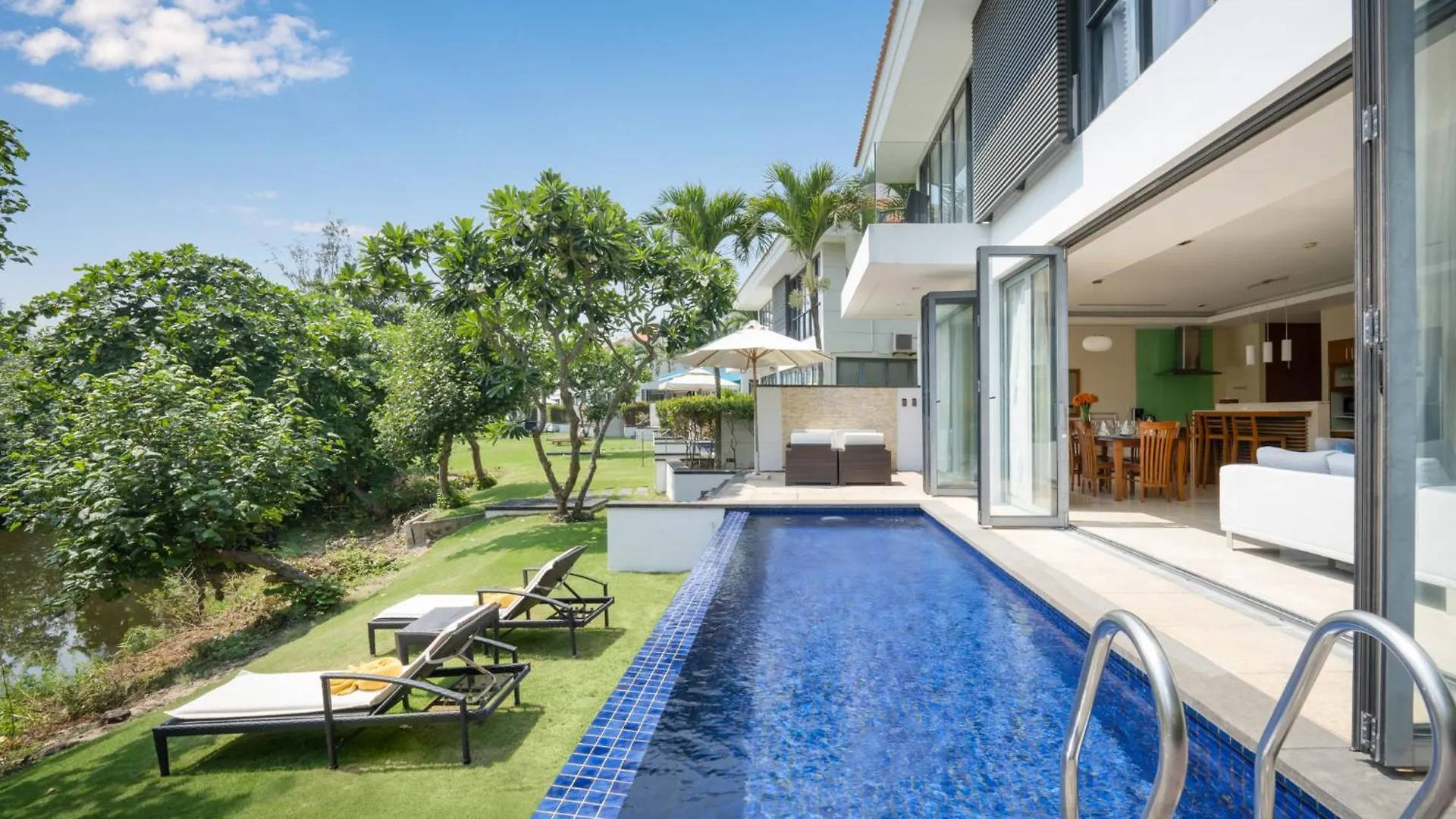 Luxury Dana Beach Resort & Spa 다낭
