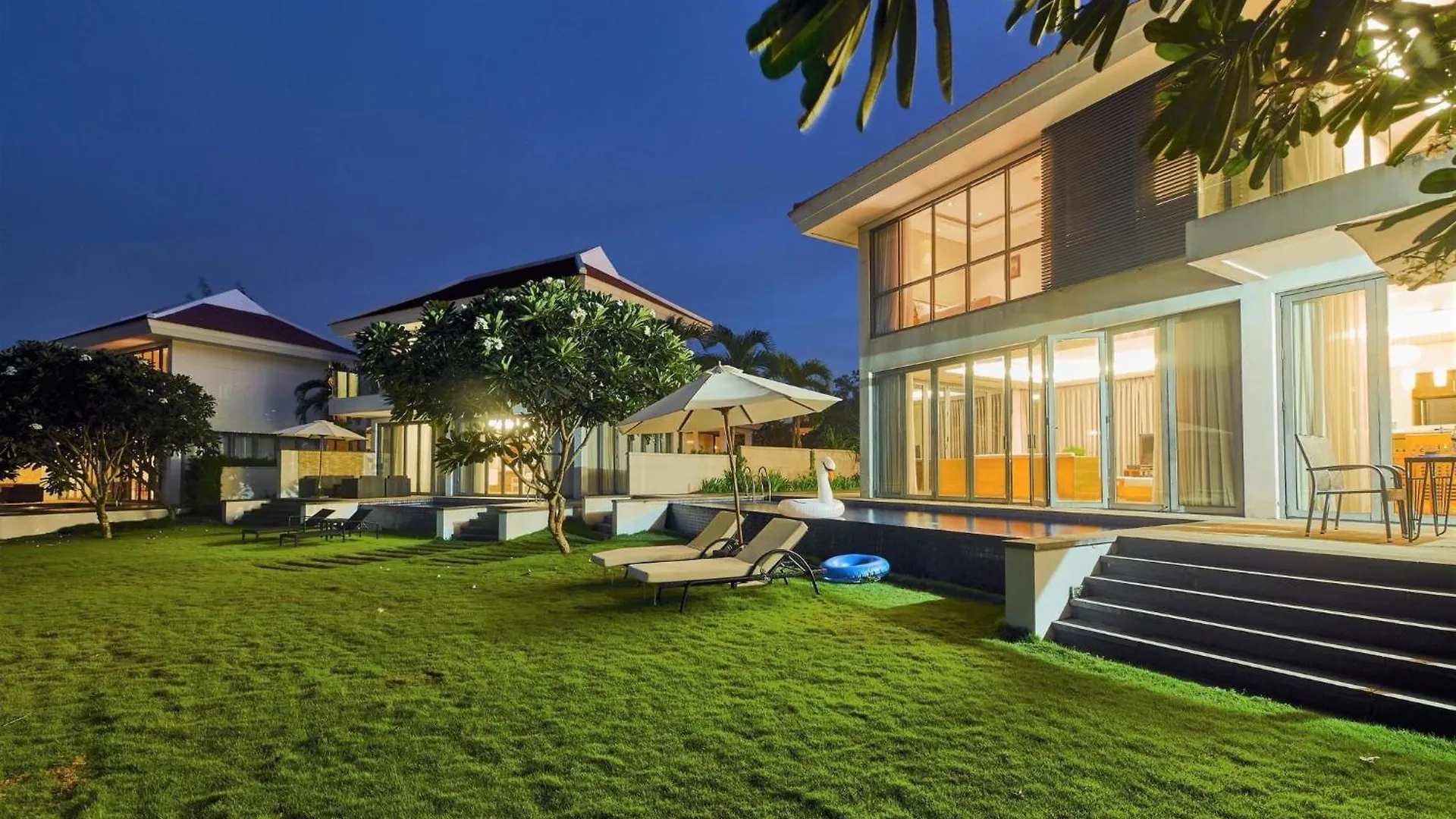 Luxury Dana Beach Resort & Spa 다낭 아파트호텔