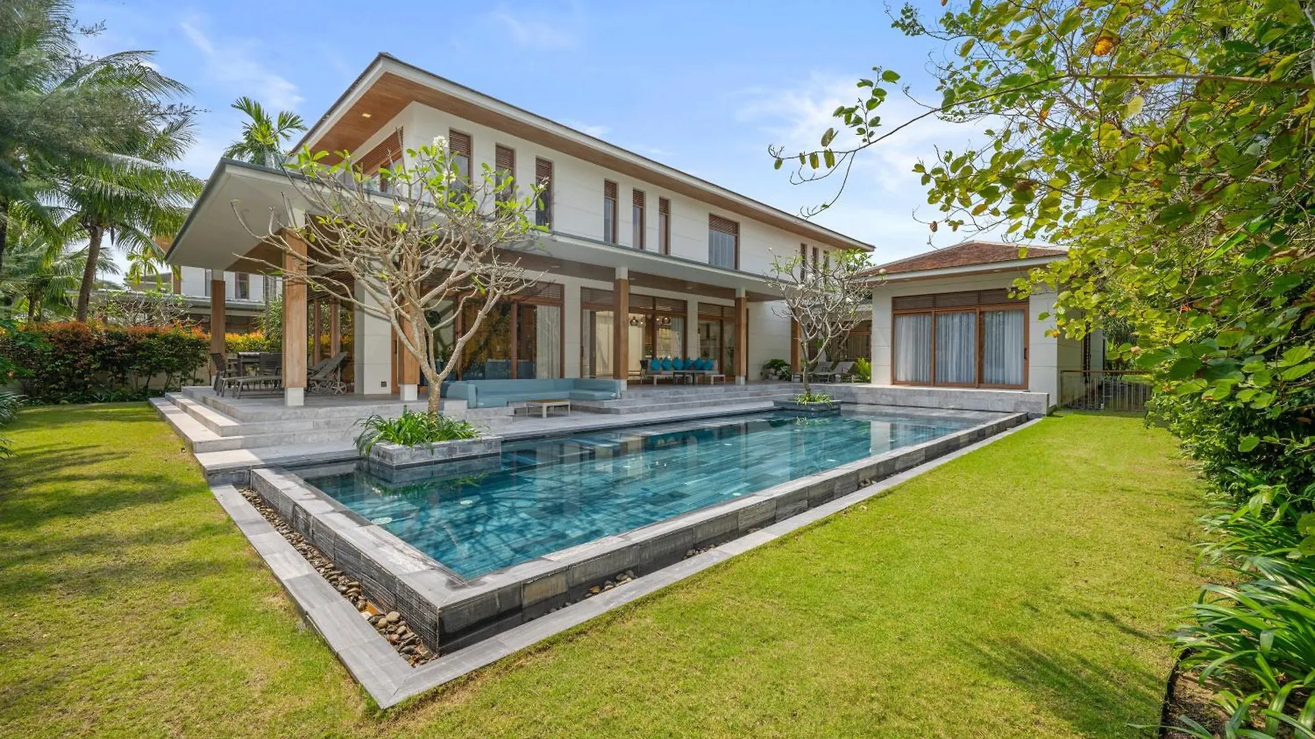 Luxury Dana Beach Resort & Spa 다낭