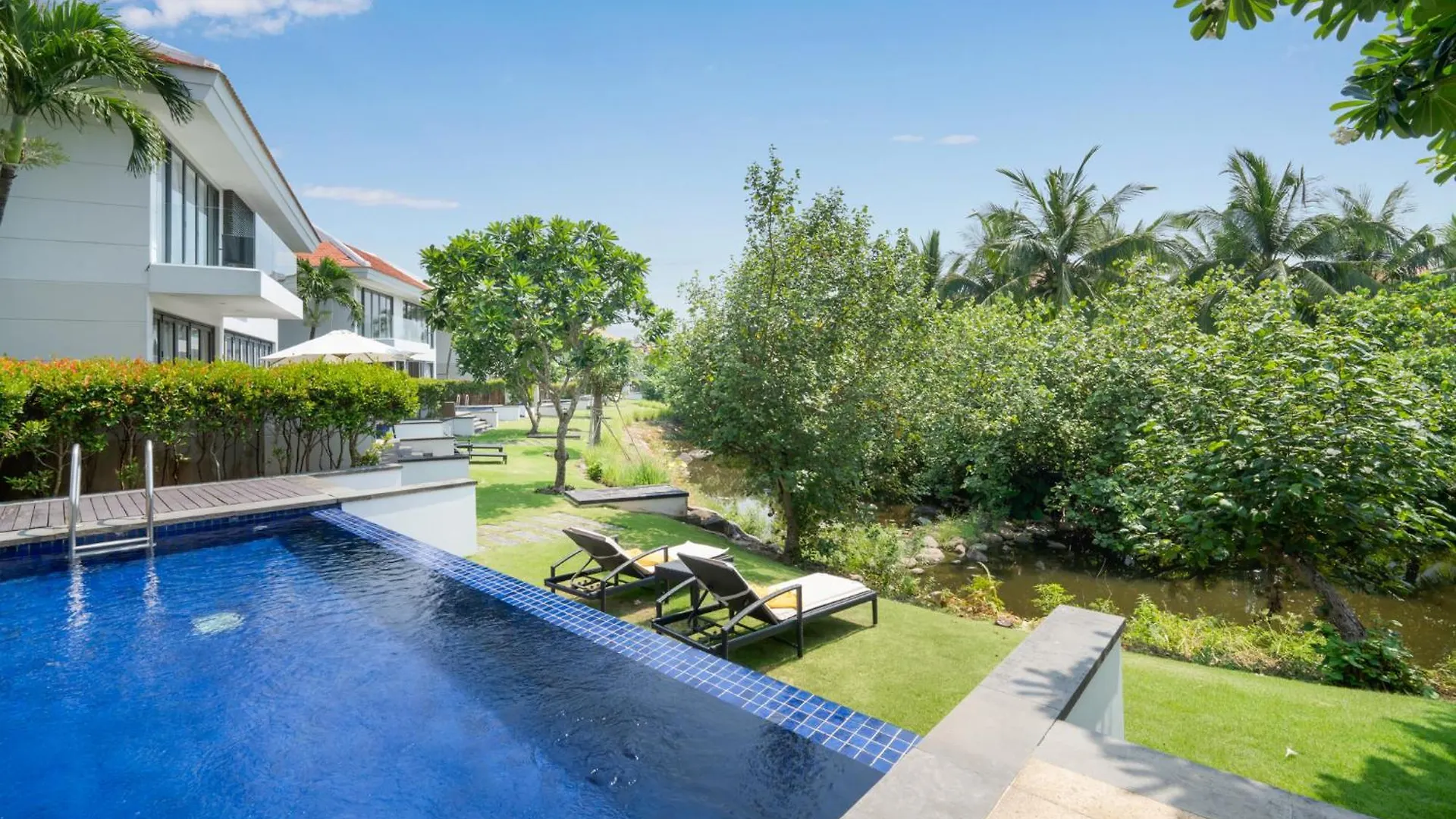 Aparthotel Luxury Dana Beach Resort & Spa Da Nang